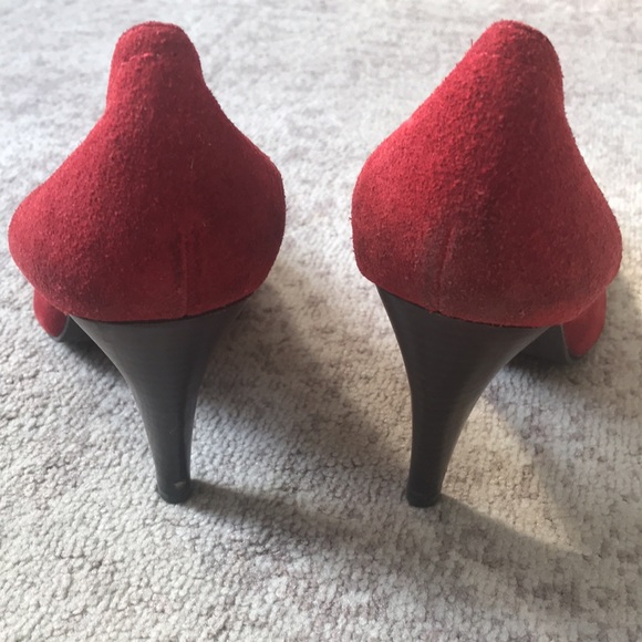 Ladies BCBG red suede pumps - Picture 3 of 6